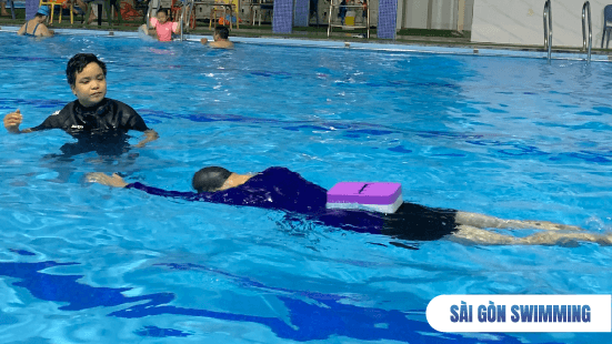 Học bơi giảm cân - Giáo viên đang quan sát hướng dẫn học viên